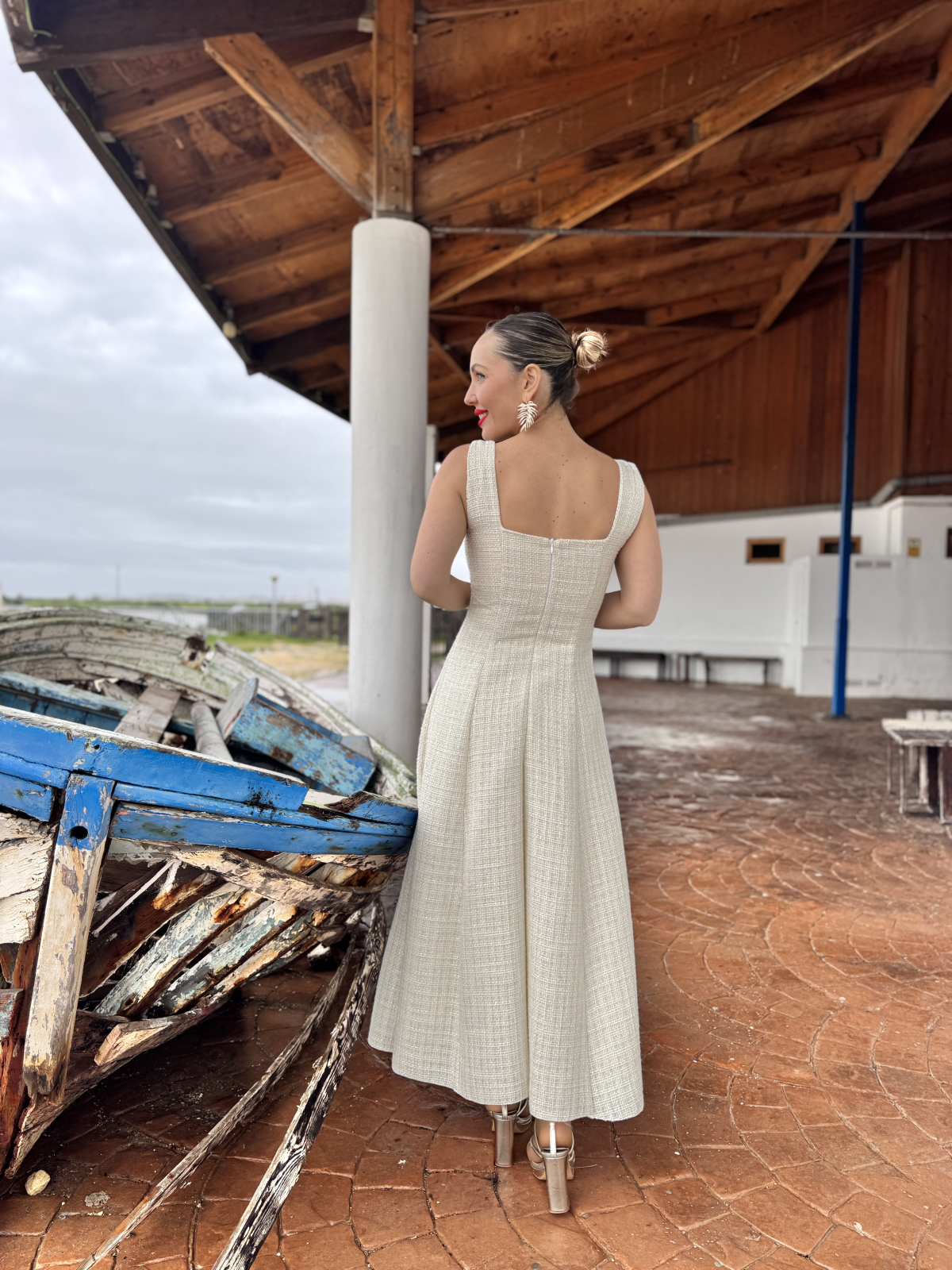 Vestido midi de fiesta con capa independiente.