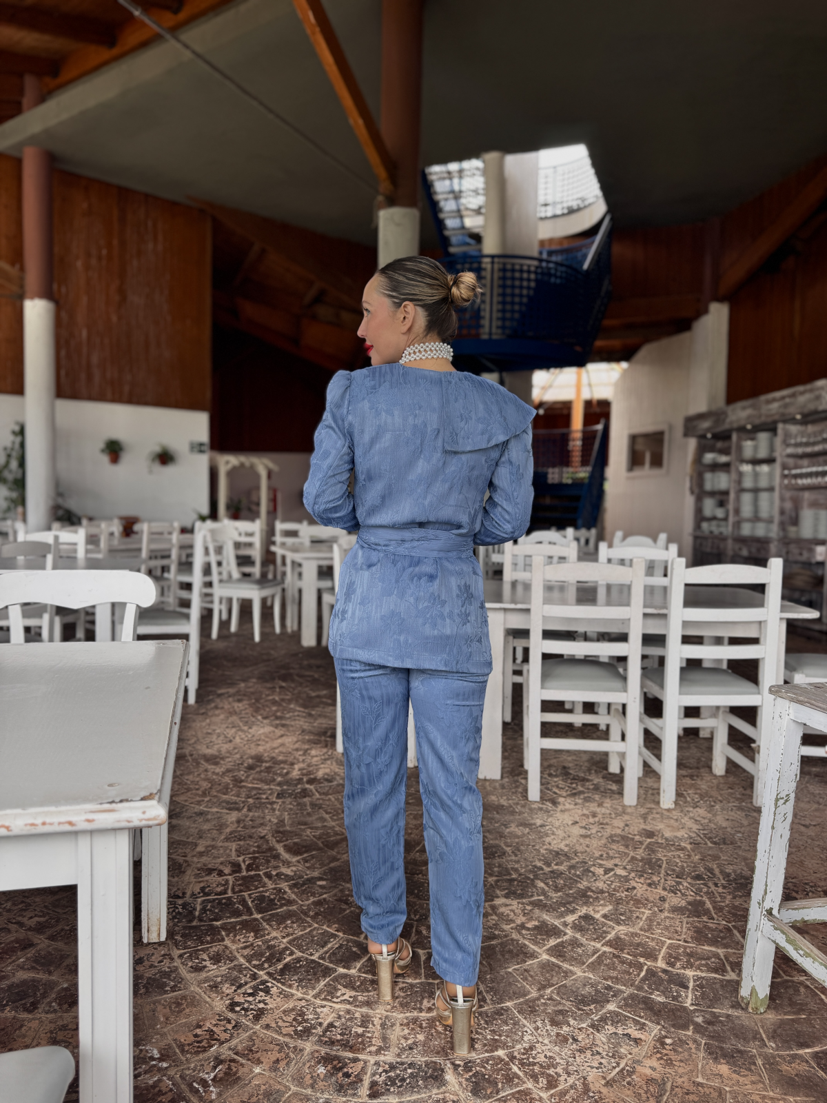 Traje de chaqueta de fiesta en color azul empolvado.