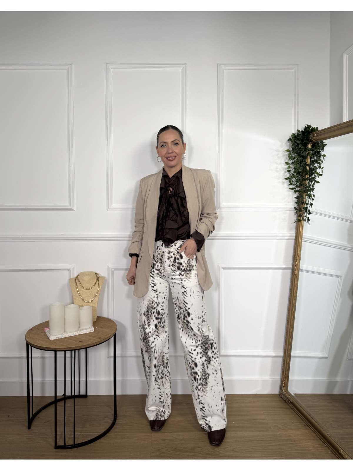 Pantalón vaquero en tono crudo con estampado en animal print.