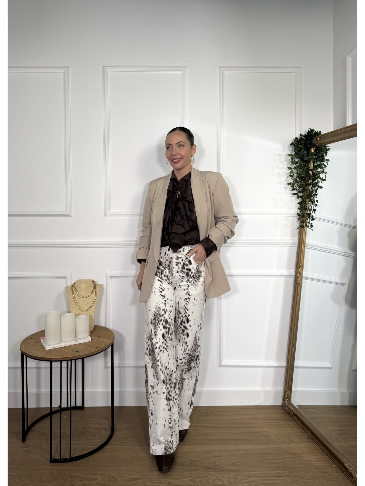 Pantalón vaquero en tono crudo con estampado en animal print.