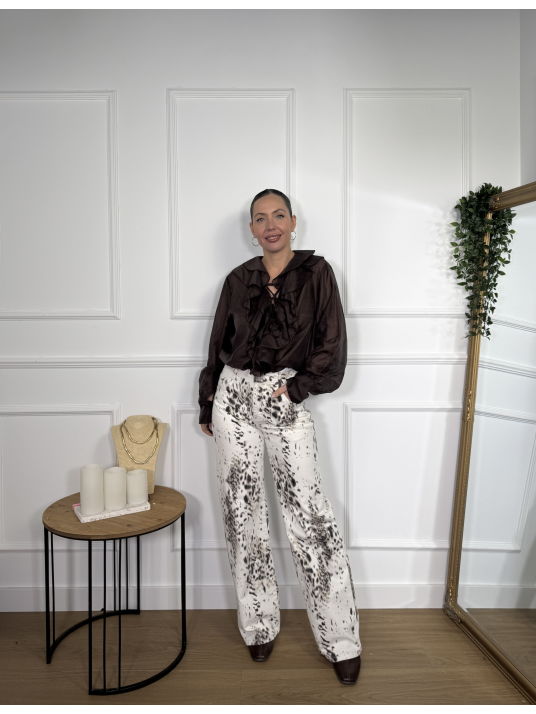 Pantalón vaquero en tono crudo con estampado en animal print.