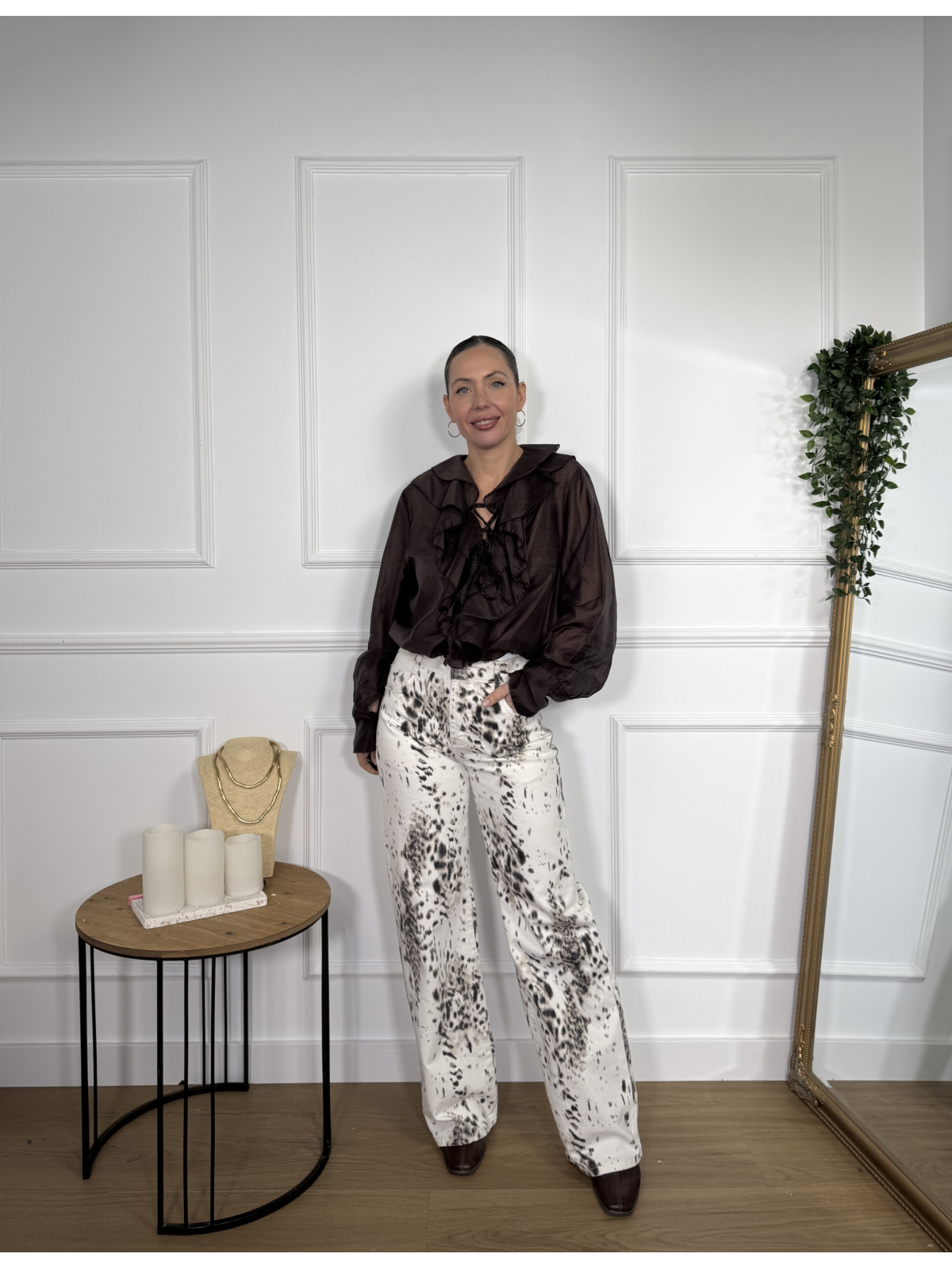 Pantalón vaquero en tono crudo con estampado en animal print.