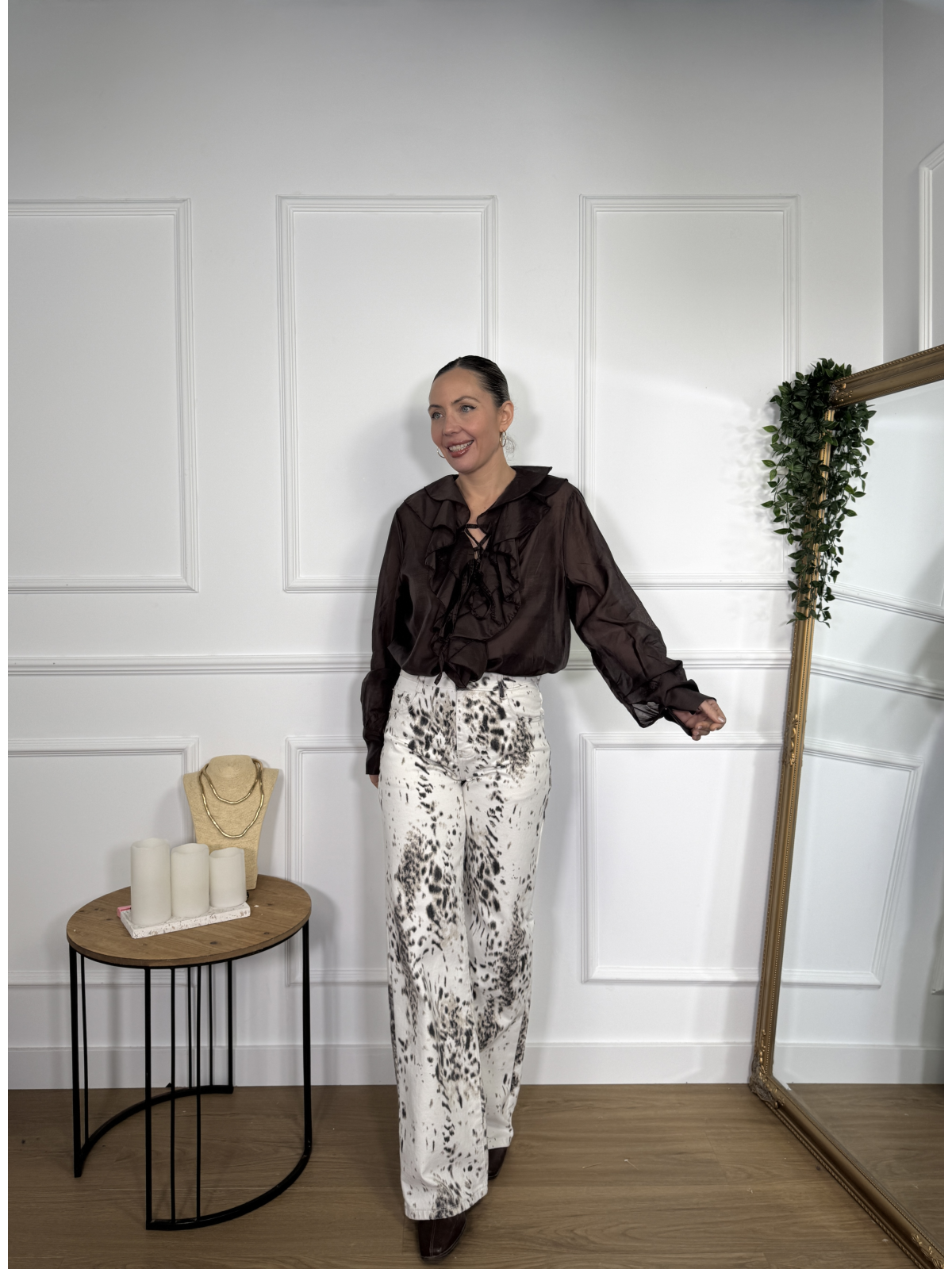 Pantalón vaquero en tono crudo con estampado en animal print.