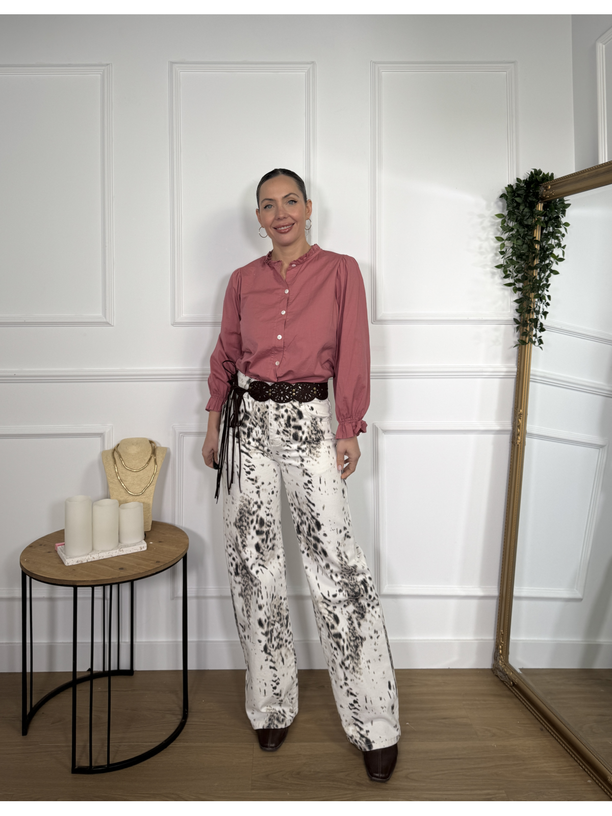 Pantalón vaquero en tono crudo con estampado en animal print.