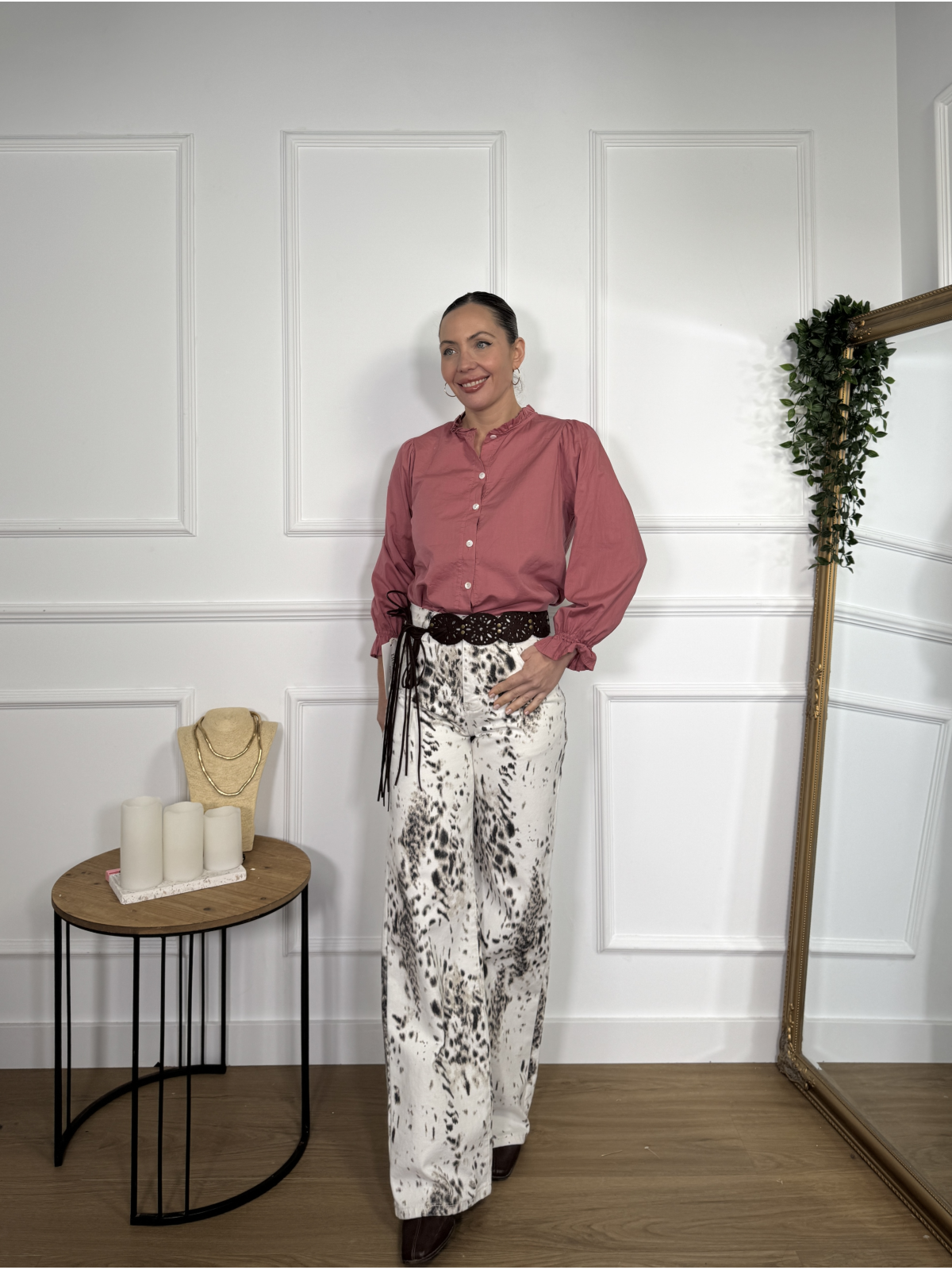 Pantalón vaquero en tono crudo con estampado en animal print.