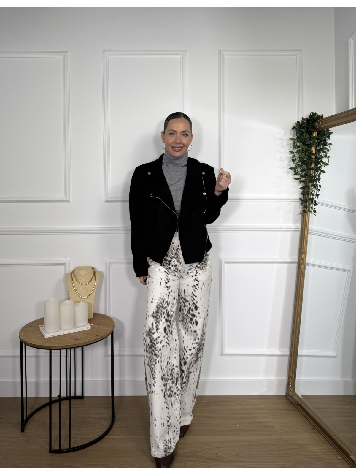 Pantalón vaquero en tono crudo con estampado en animal print.