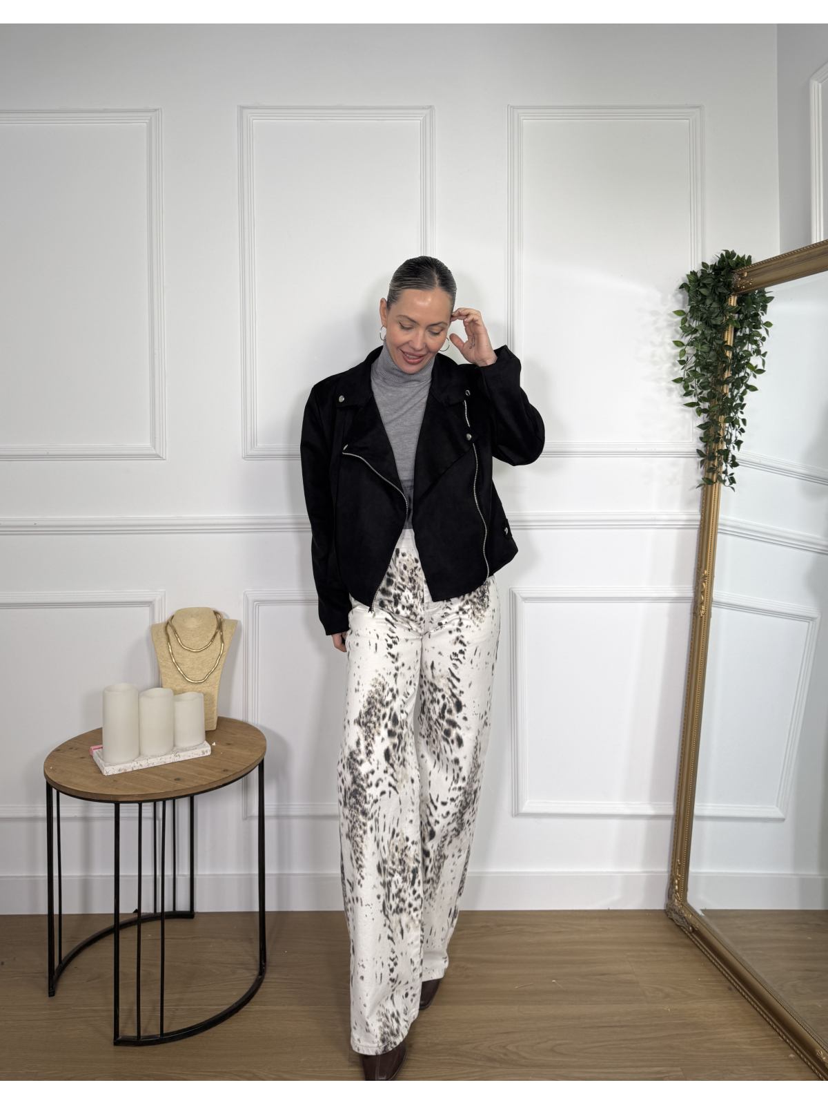 Pantalón vaquero en tono crudo con estampado en animal print.