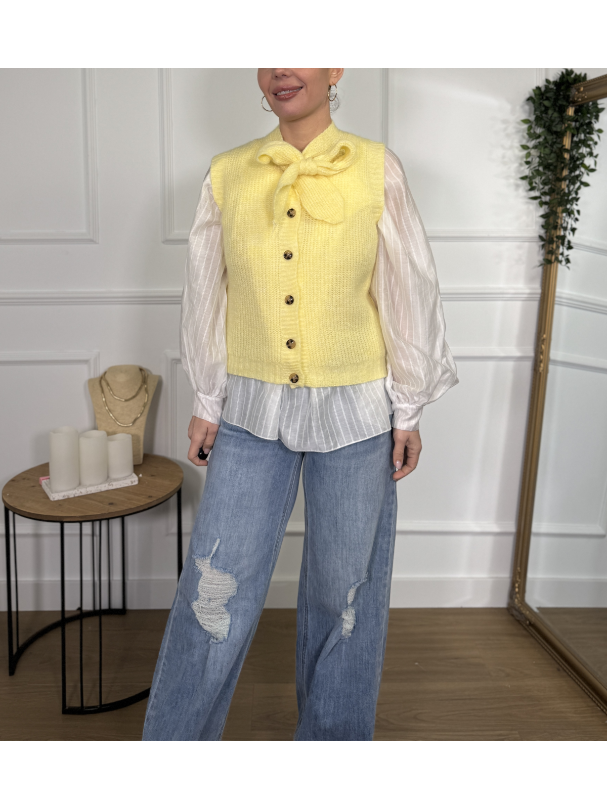 Chaleco de punto en color amarillo.