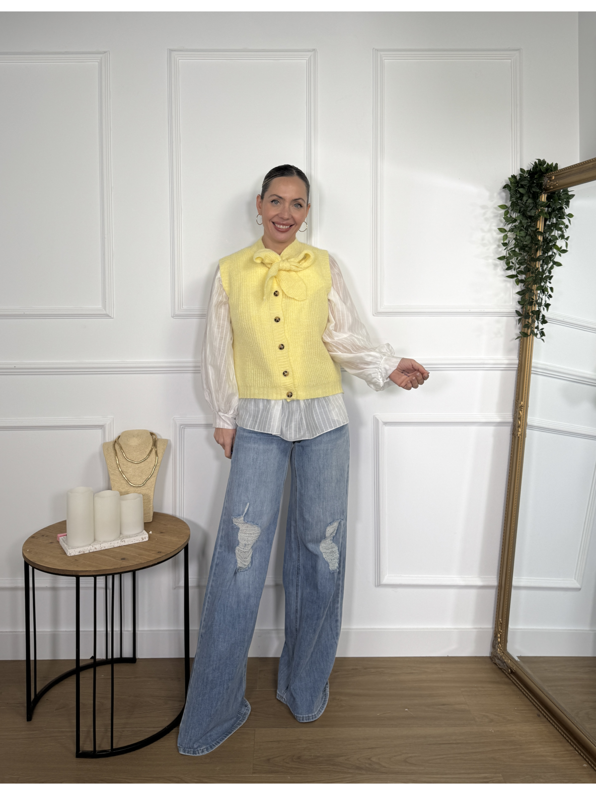 Chaleco de punto en color amarillo.