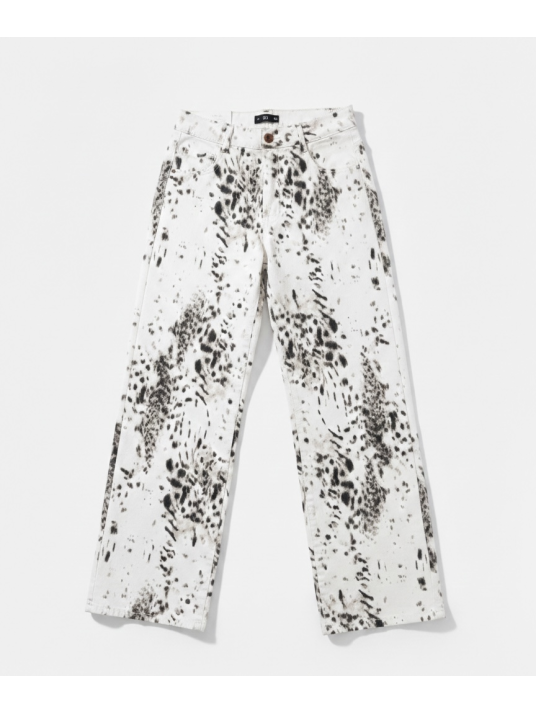 Pantalón vaquero en tono crudo con estampado en animal print.