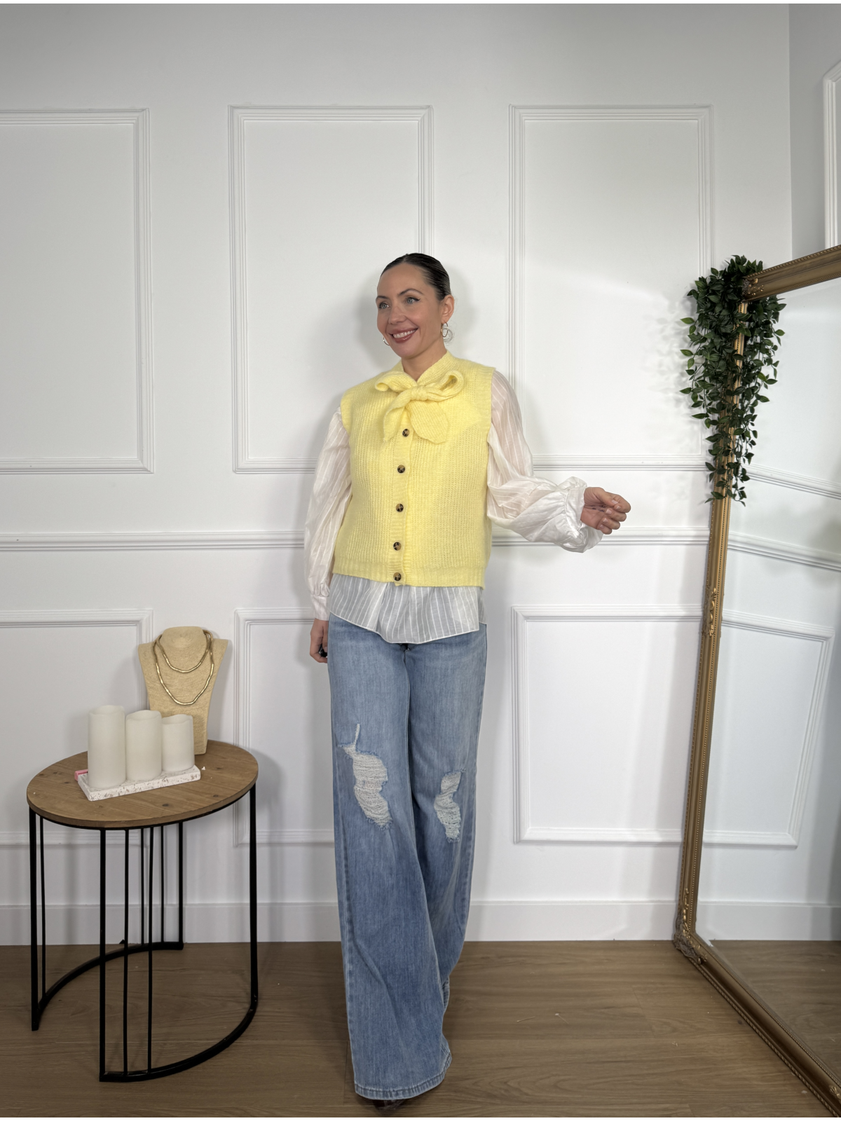 Chaleco de punto en color amarillo.