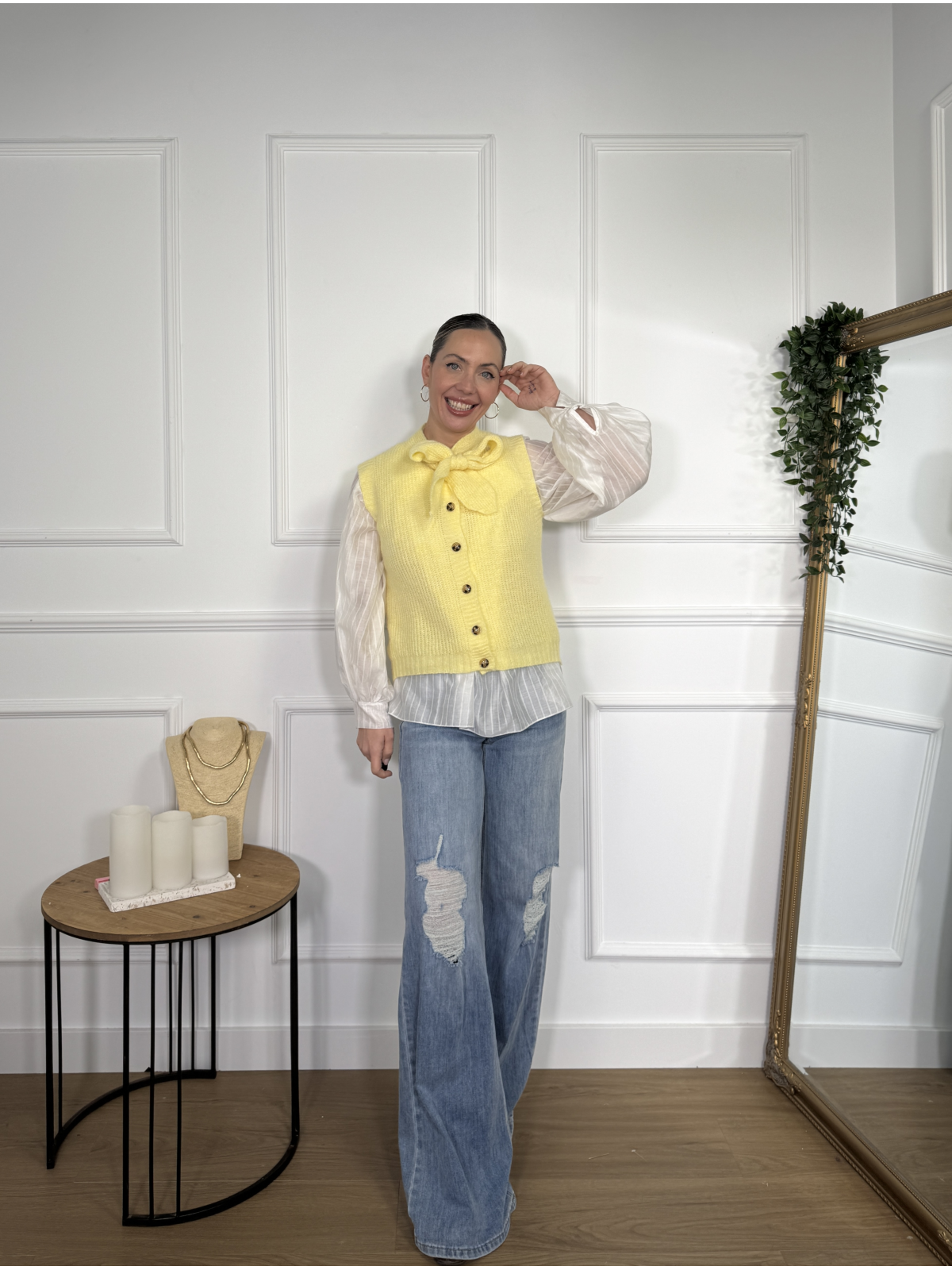 Chaleco de punto en color amarillo.