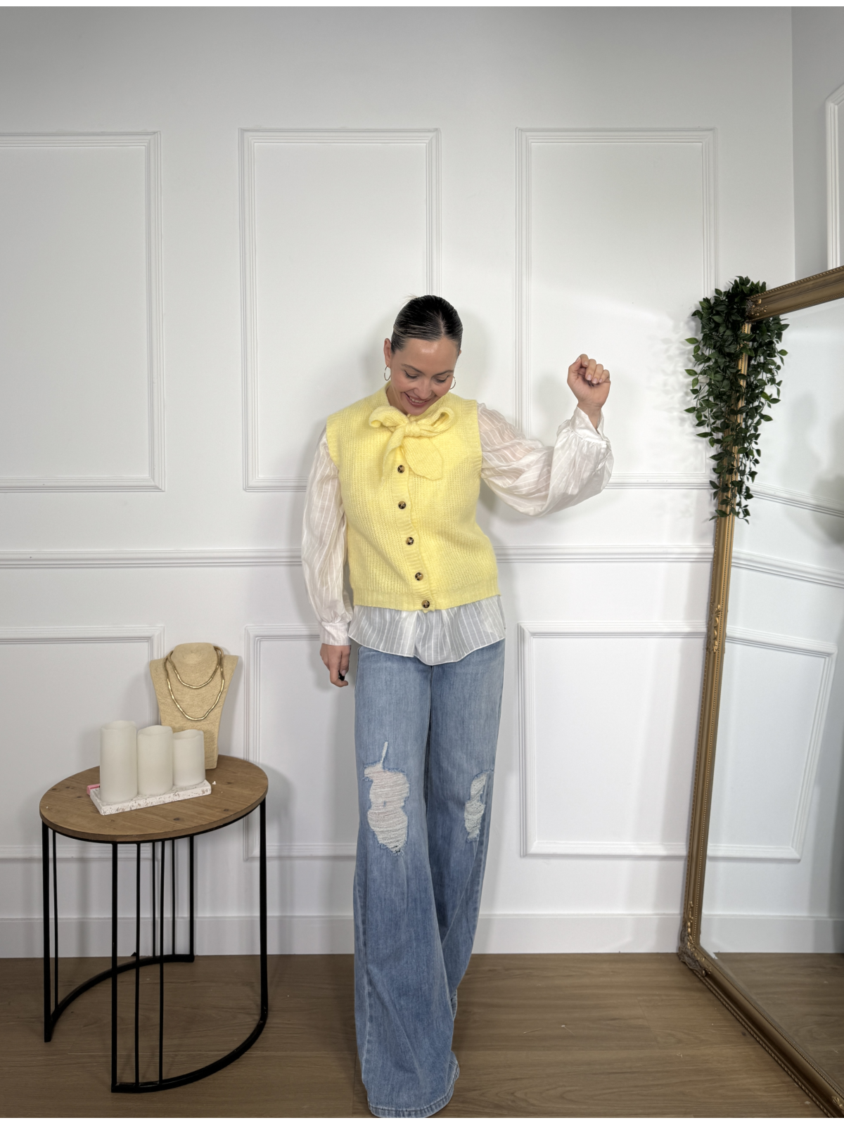 Chaleco de punto en color amarillo.