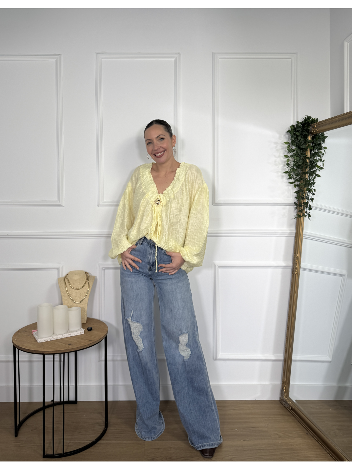 Blusa oversize en tono amarillo pastel.