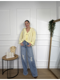 Blusa oversize en tono amarillo pastel.