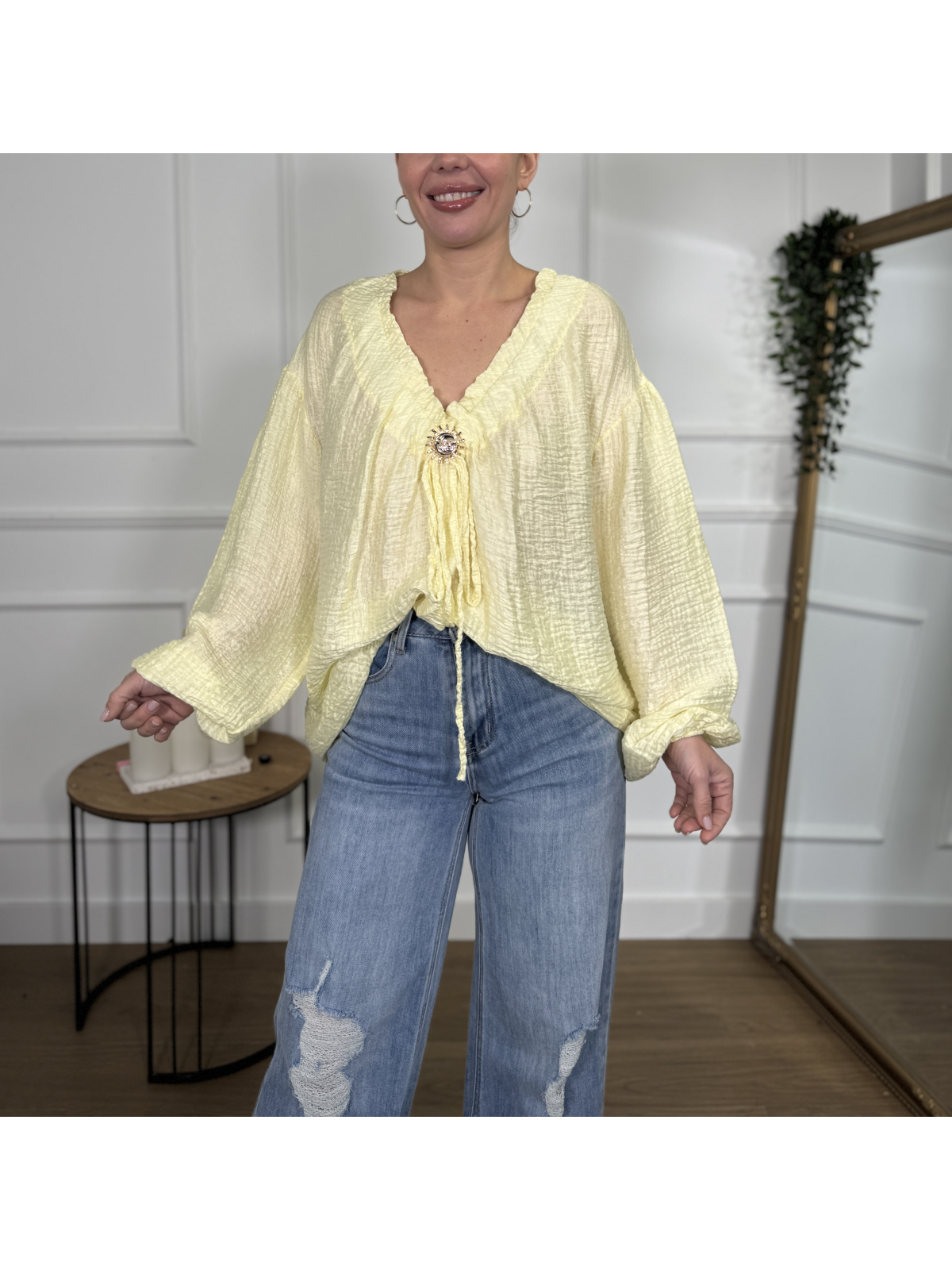 Blusa oversize en tono amarillo pastel.