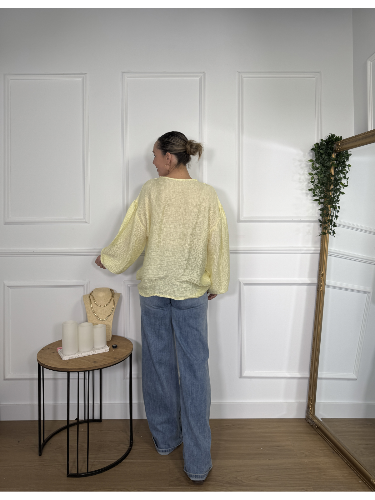 Blusa oversize en tono amarillo pastel.