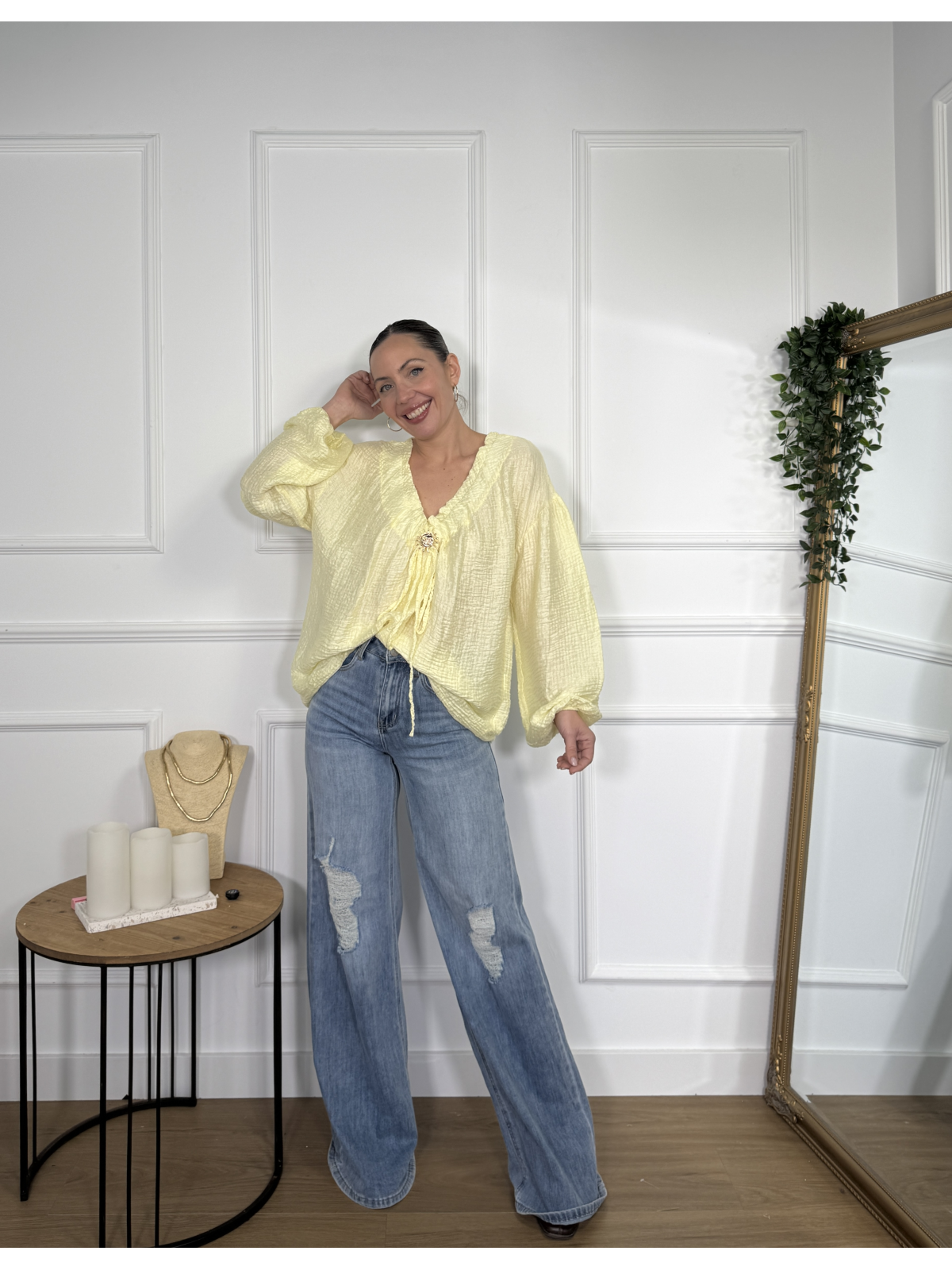 Blusa oversize en tono amarillo pastel.