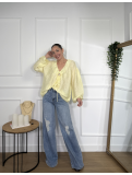 Blusa oversize en tono amarillo pastel.