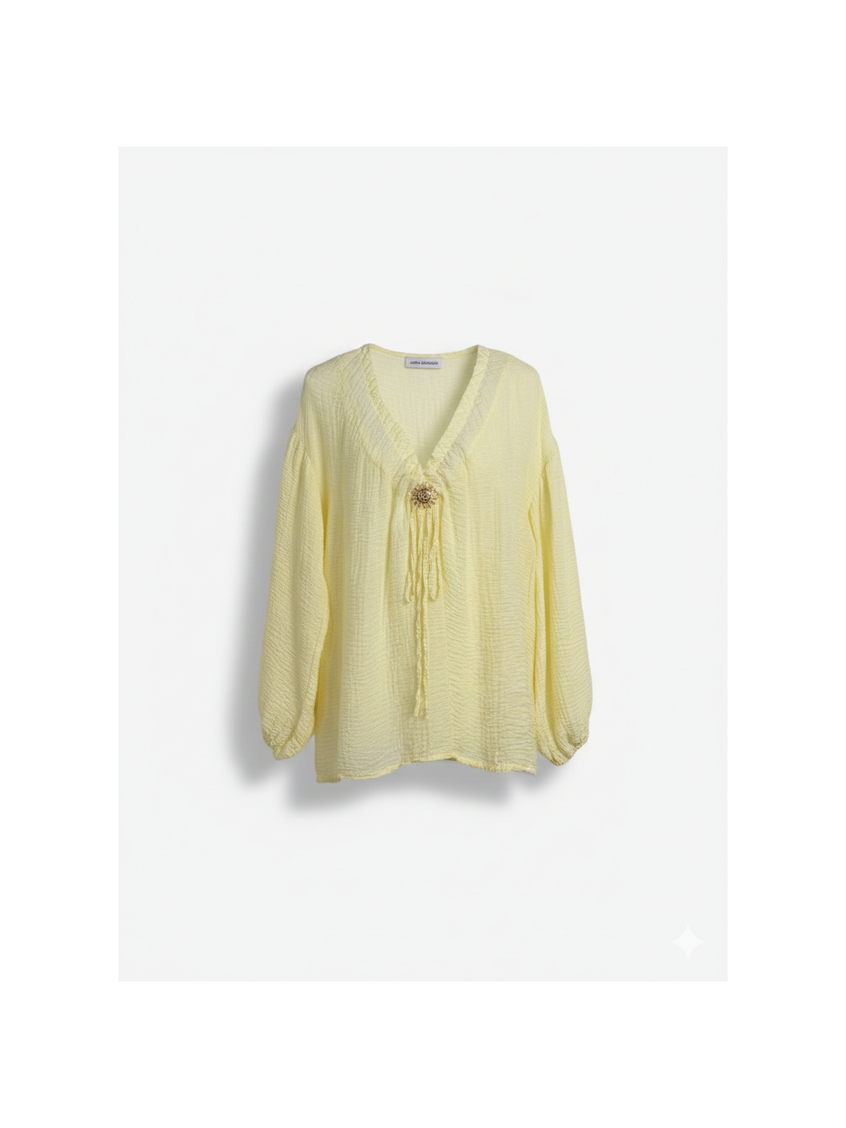 Blusa oversize en tono amarillo pastel.