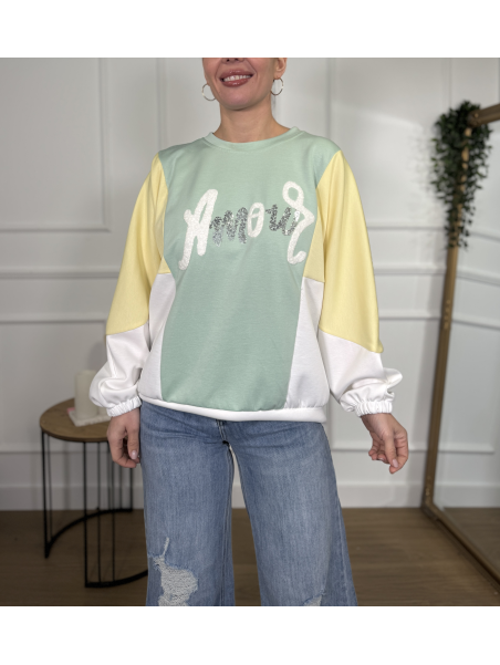 Sudadera combinada en tonos verde agua, amarillo pastel y blanco.