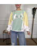 Sudadera combinada en tonos verde agua, amarillo pastel y blanco.