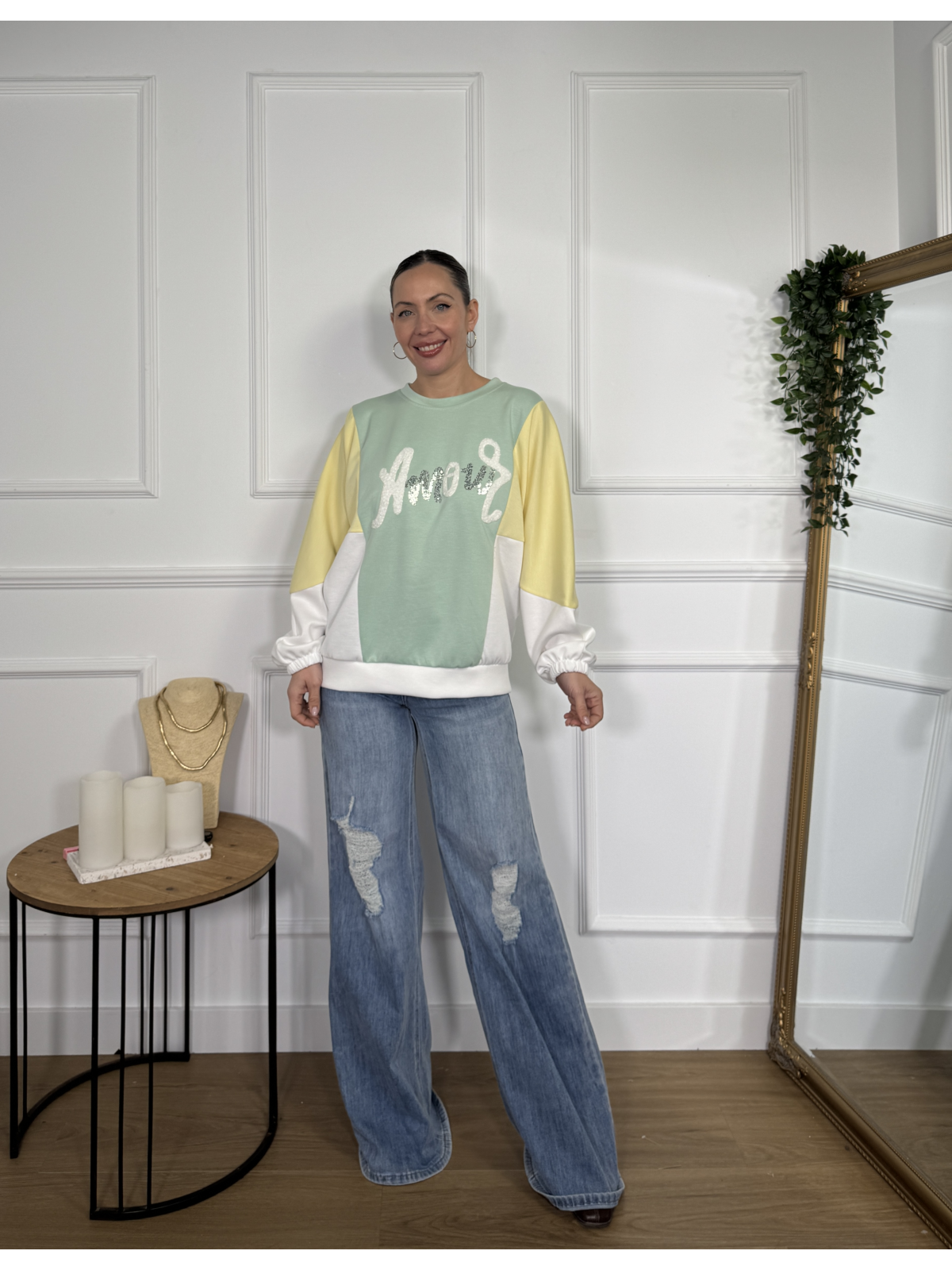 Sudadera combinada en tonos verde agua, amarillo pastel y blanco.