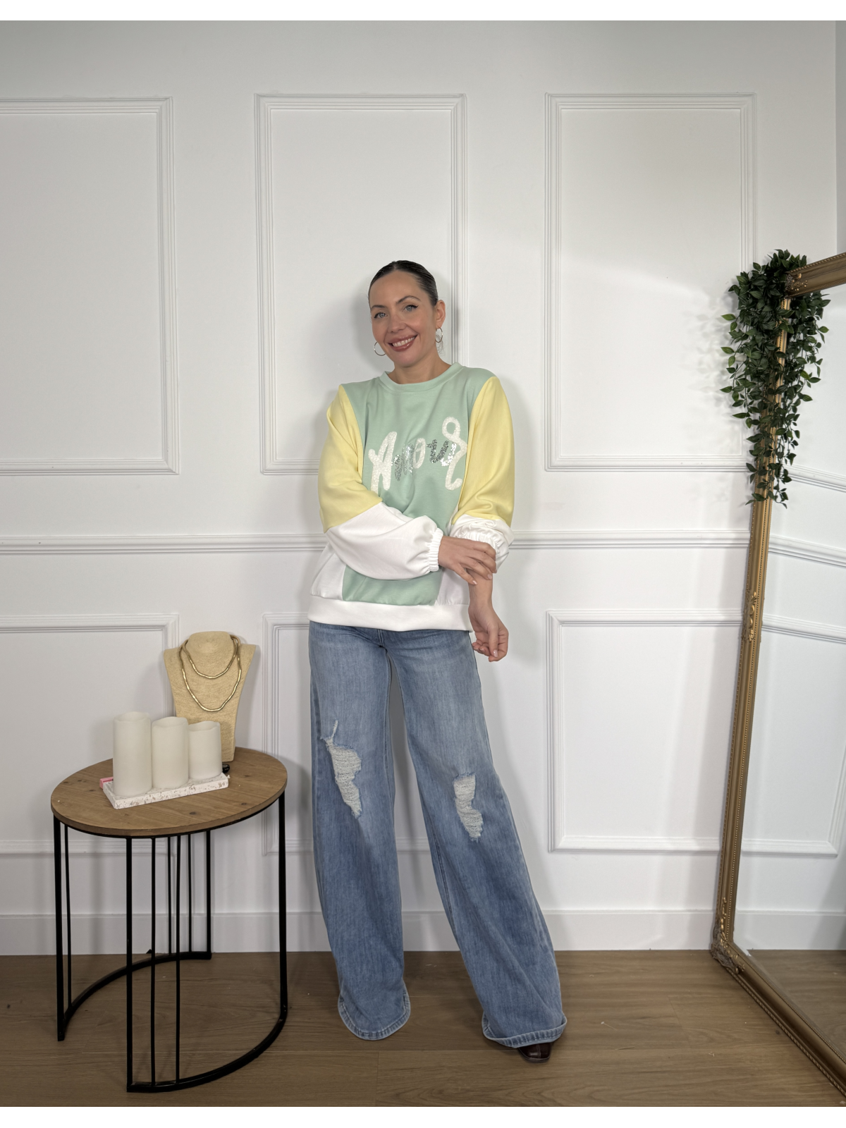 Sudadera combinada en tonos verde agua, amarillo pastel y blanco.