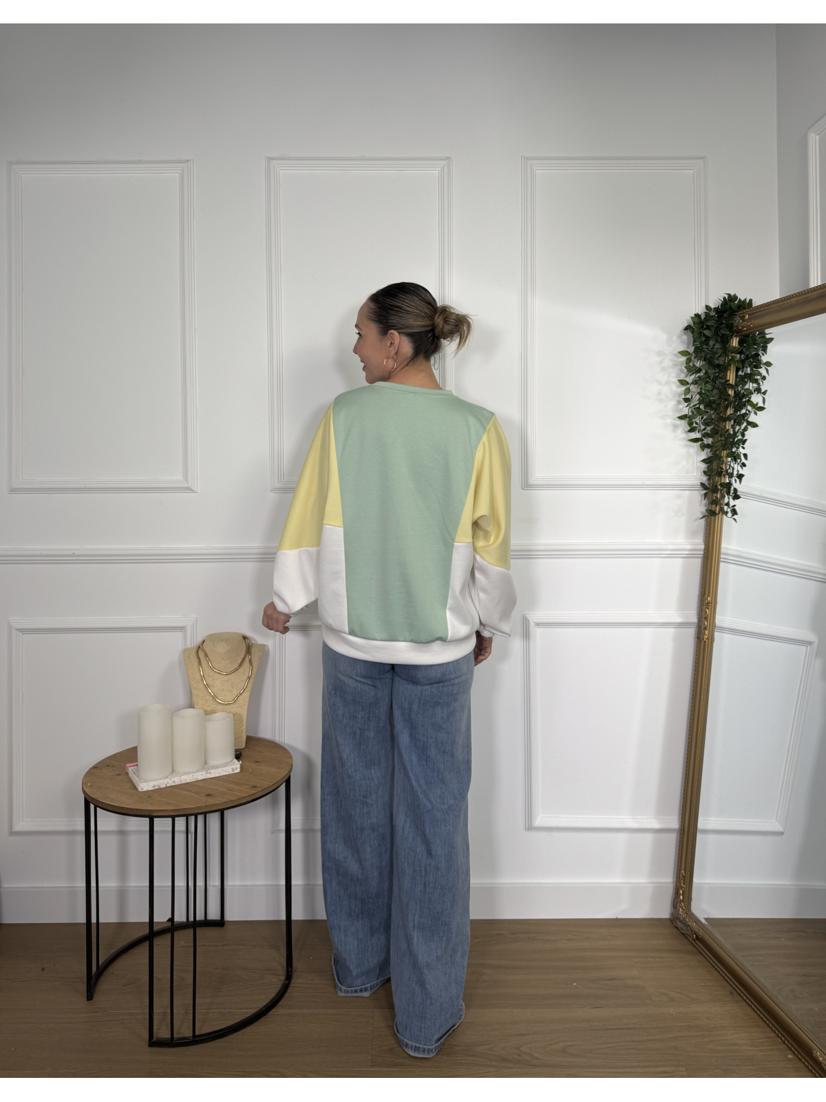 Sudadera combinada en tonos verde agua, amarillo pastel y blanco.