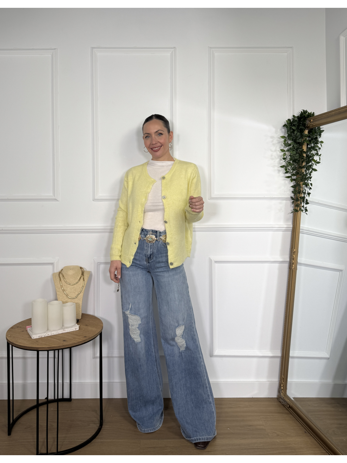 Rebeca de punto en tono amarillo pastel.