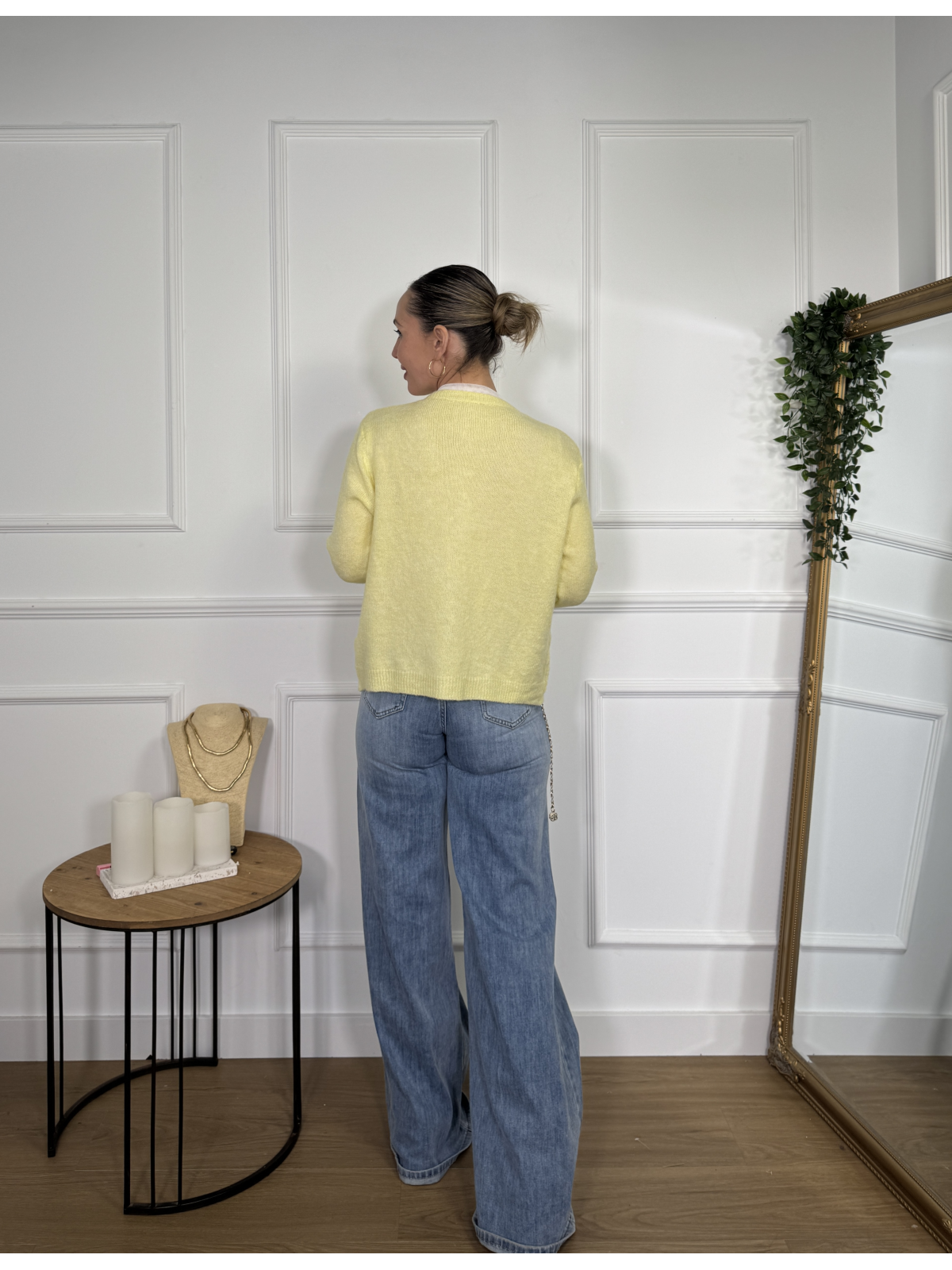 Rebeca de punto en tono amarillo pastel.