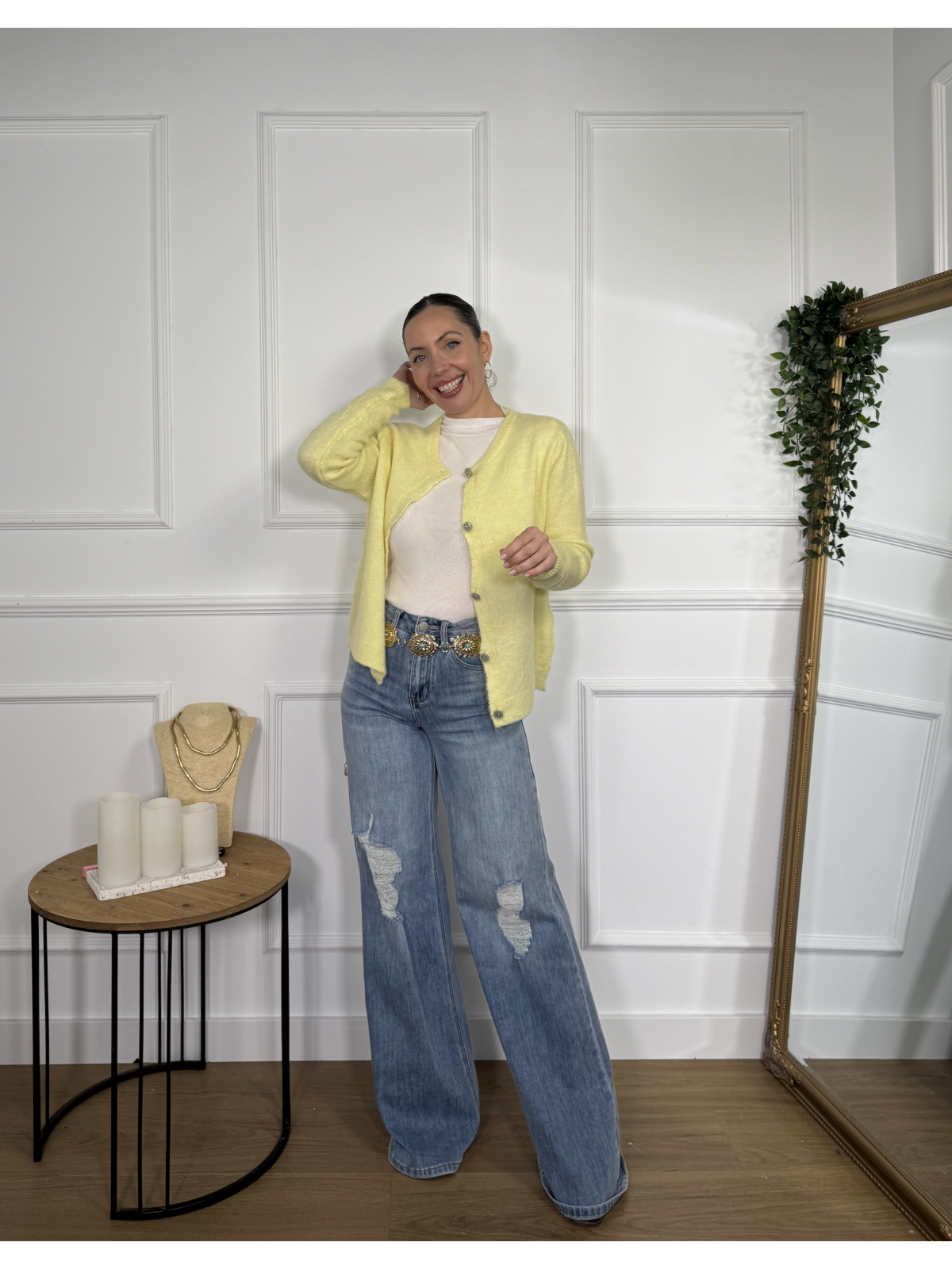 Rebeca de punto en tono amarillo pastel.