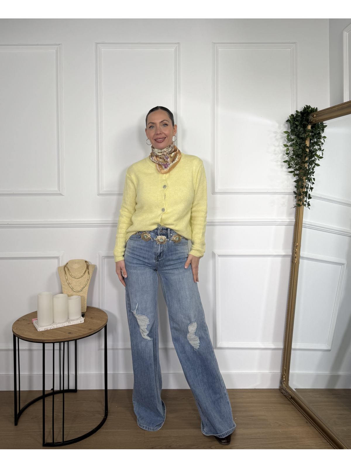 Rebeca de punto en tono amarillo pastel.