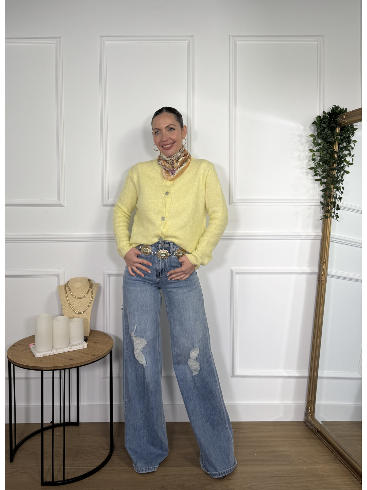 Rebeca de punto en tono amarillo pastel.