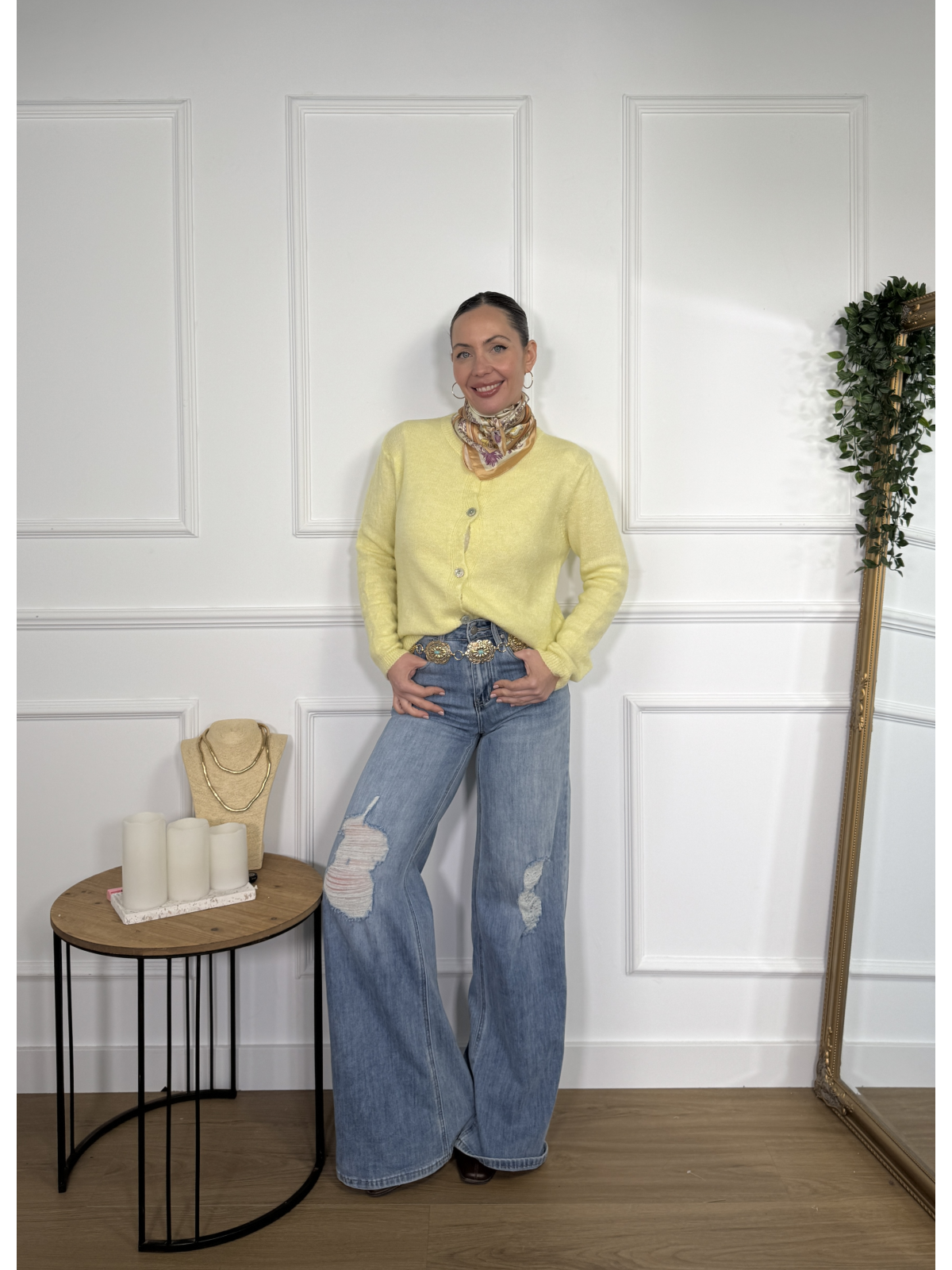 Rebeca de punto en tono amarillo pastel.