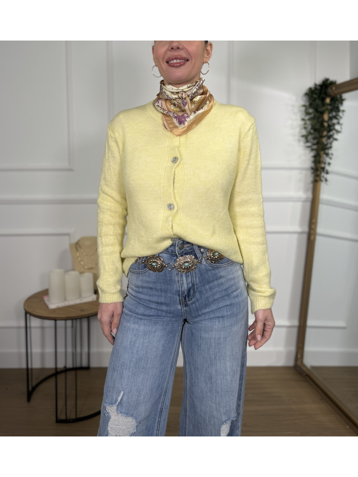 Rebeca de punto en tono amarillo pastel.