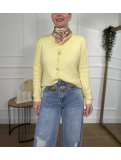 Rebeca de punto en tono amarillo pastel.