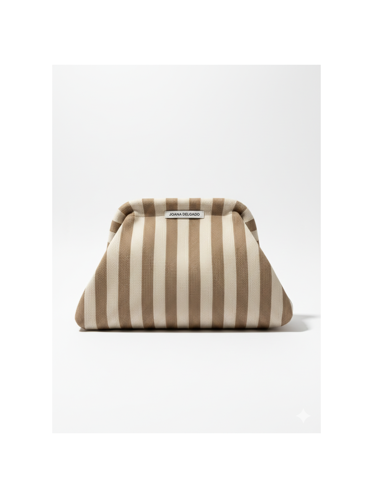 Bolso tipo clutch de diseño estructurado con estampado de rayas.