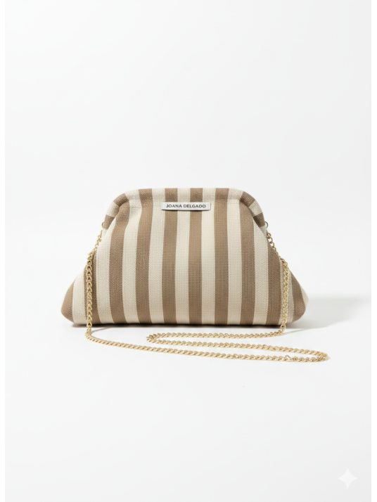 Bolso tipo clutch de diseño estructurado con estampado de rayas.