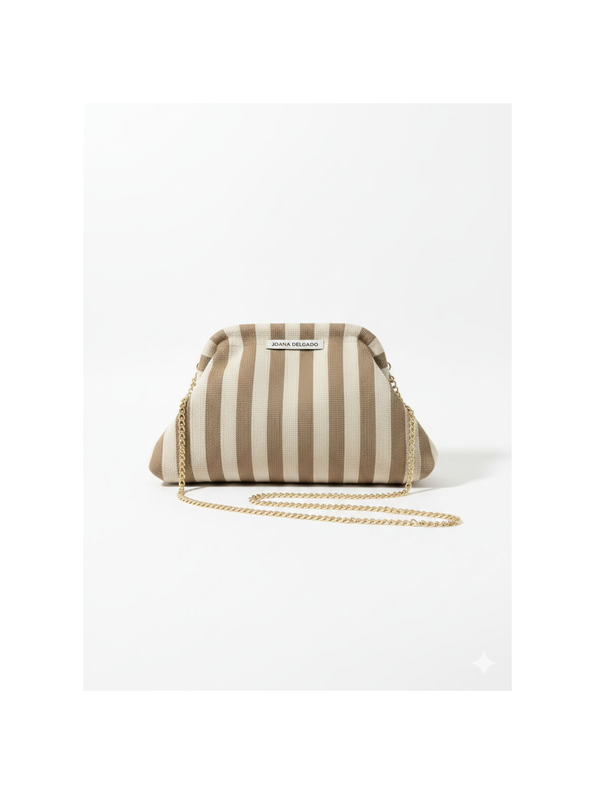 Bolso tipo clutch de diseño estructurado con estampado de rayas.