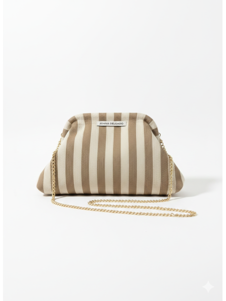 Bolso tipo clutch de diseño estructurado con estampado de rayas.