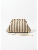 Bolso tipo clutch de diseño estructurado con estampado de rayas.
