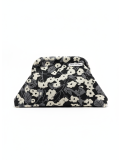 Bolso tipo clutch de diseño estructurado con estampado floral.