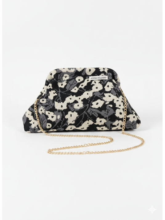 Bolso tipo clutch de diseño estructurado con estampado floral.