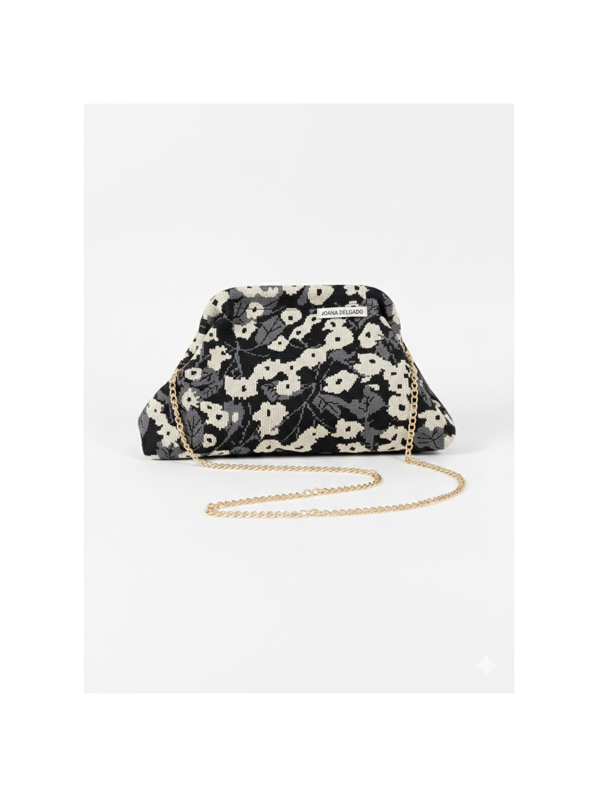 Bolso tipo clutch de diseño estructurado con estampado floral.