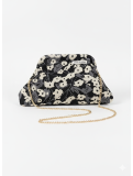 Bolso tipo clutch de diseño estructurado con estampado floral.