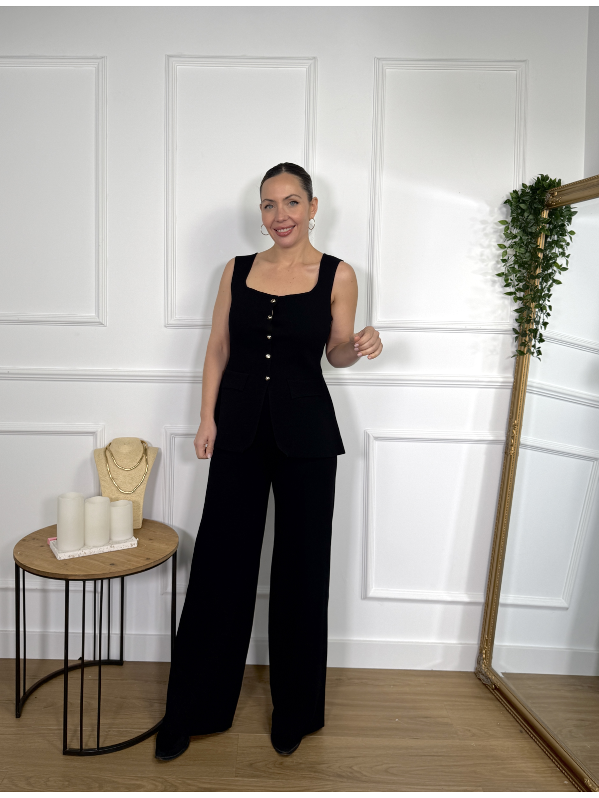 Conjunto de punto formado por chaleco y pantalón.