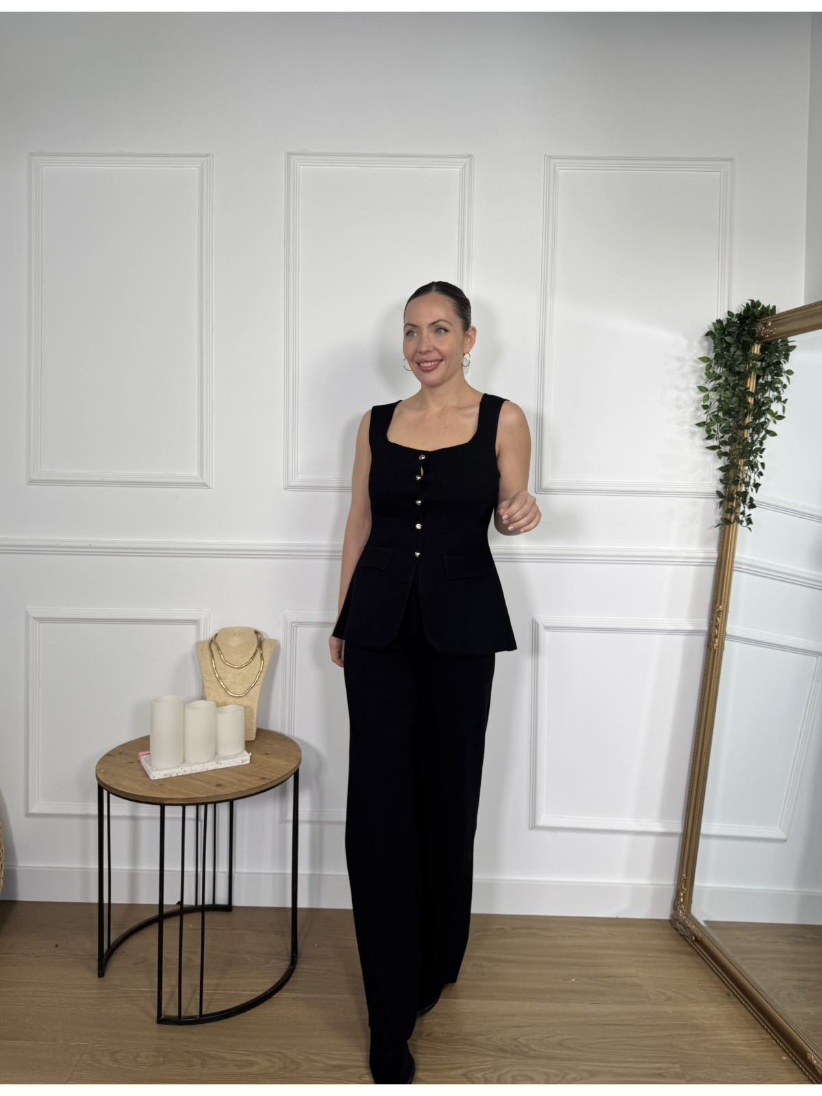 Conjunto de punto formado por chaleco y pantalón.