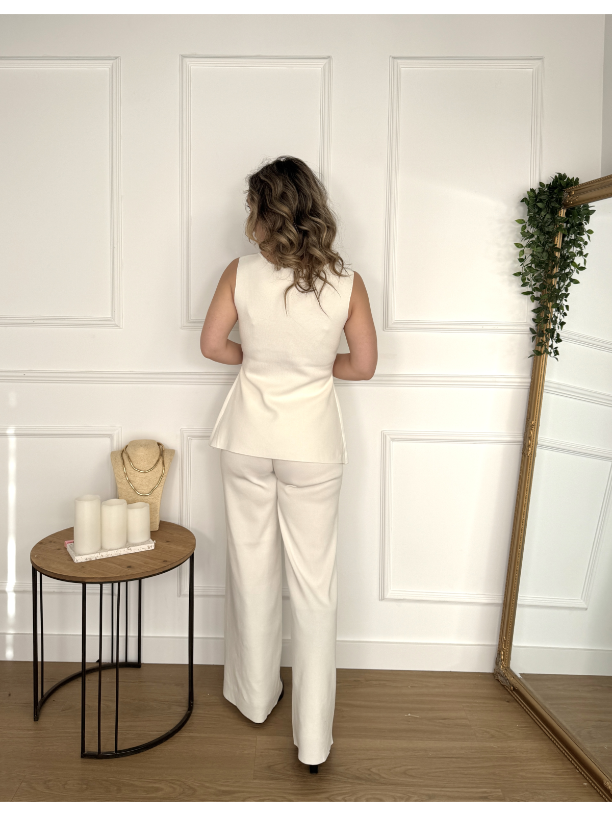 Conjunto de punto formado por chaleco y pantalón.