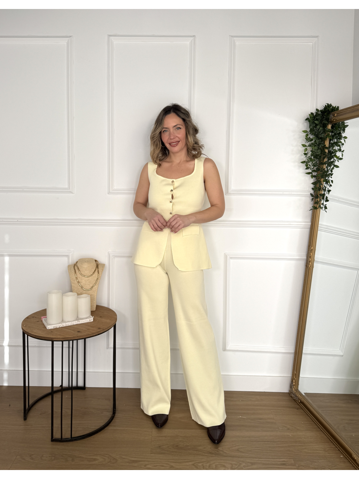 Conjunto de punto formado por chaleco y pantalón.